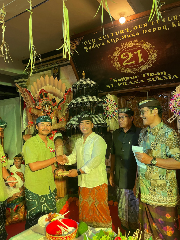 SEKDES DESA CANGGU HADIRI HUT SELIKUR TIBAN ST. PRANA SUKAMA BANJAR PIPITAN